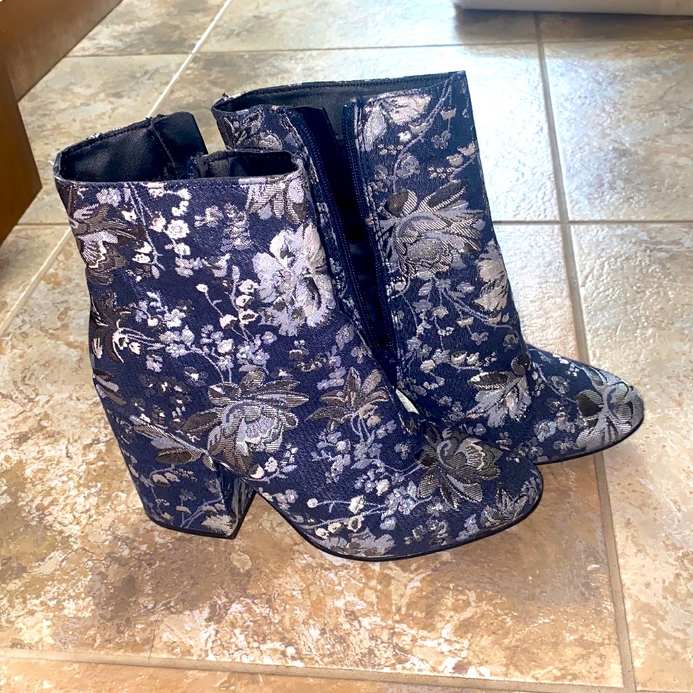 Metallic silver and navy boots in size 6. The perfect statement shoe!